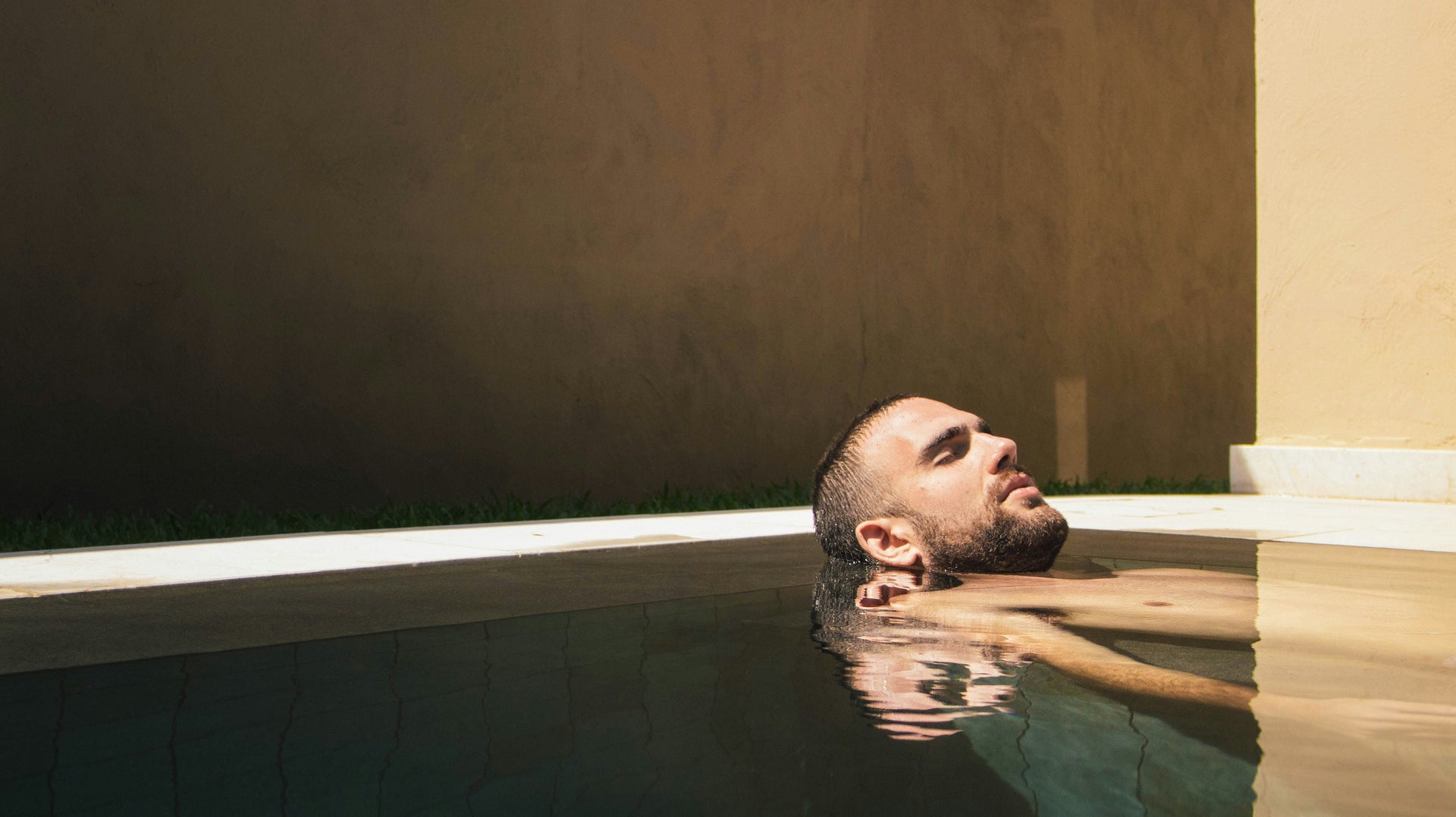 wellness heren collectie, man geniet in zwembad