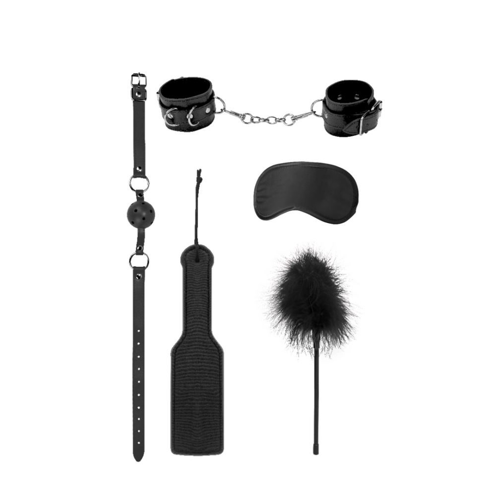 Zwarte complete bondage set, overzicht met ball gag, paddle en masker, productfoto op witte achtergrond