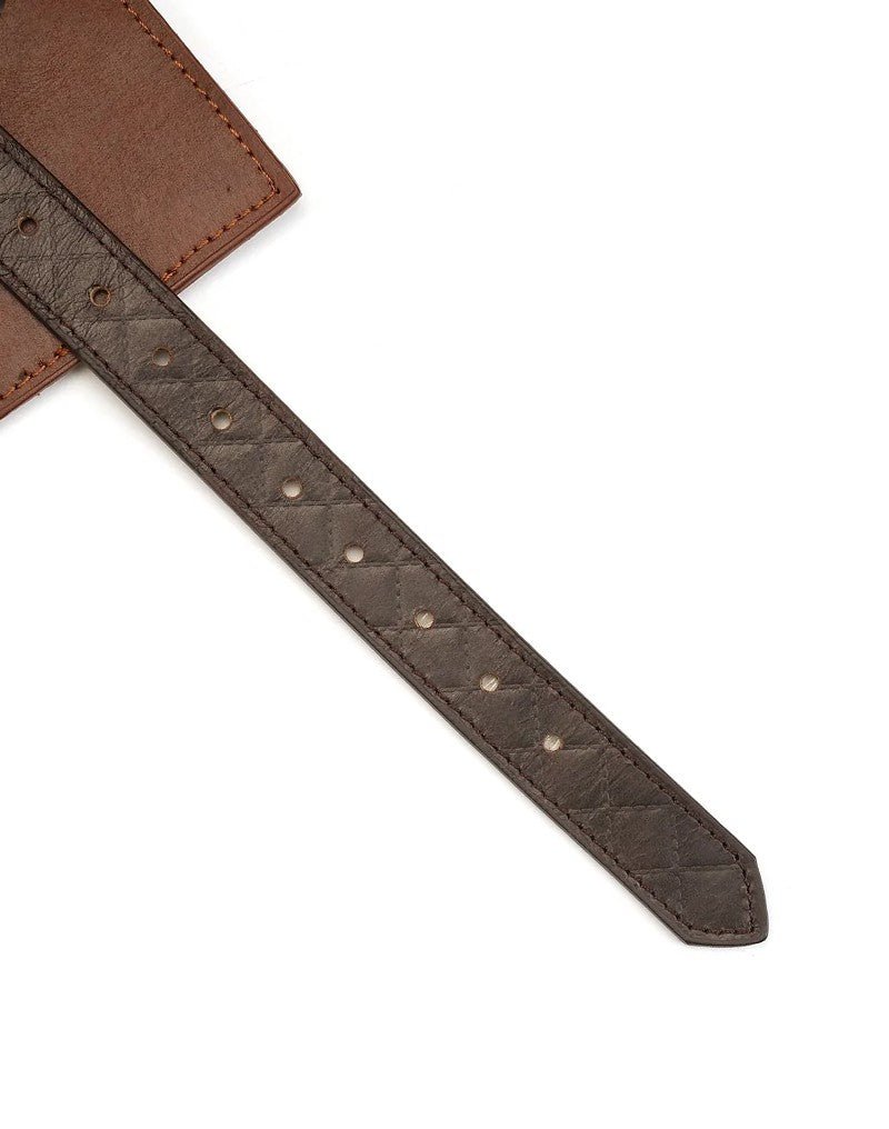 Uiteinde van een donkere leren riem met reliëf en riemgaatjes