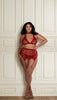 Vrouw in een rode lingerieset met halter-bralette, kanten jarretelgordel, halsband en huidkleurige kousen