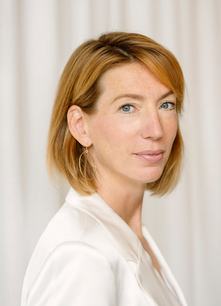 Portret van Jolien Spoelstra, seksuoloog NVVS en EFT relatietherapeut, auteur van Zinderend Leven en columnist bij Santé.