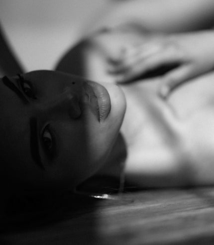 Zwart-wit beeld van ontspannen vrouw, staat voor selfcare, sensualiteit en persoonlijke stijl