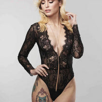 vrouw met tatto en Erotische Accessoires alleen bij touch-me.nl
