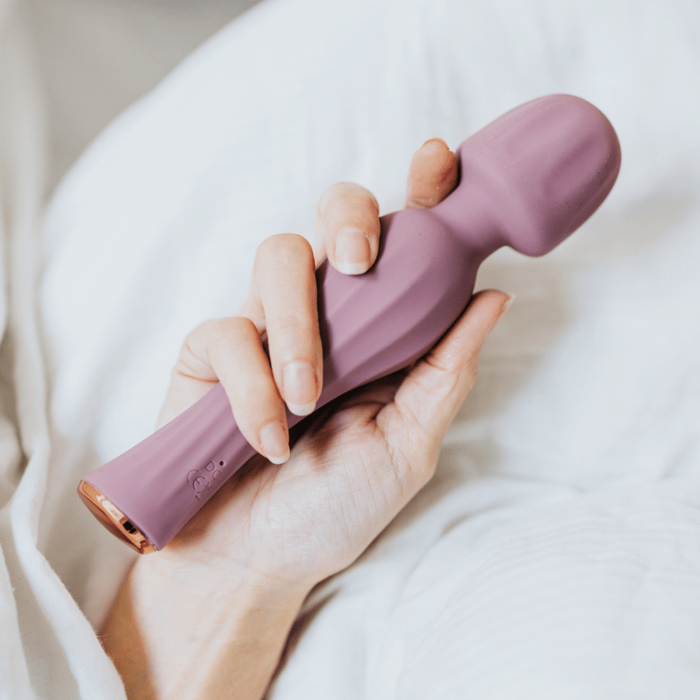My Own Filo Hyacint paarse wand vibrator in hand, zachte siliconen kop en flexibele nek op lichte achtergrond