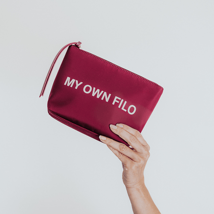 Paarse My Own Filo toilettas in hand close-up rits en formaat luxe opbergtasje