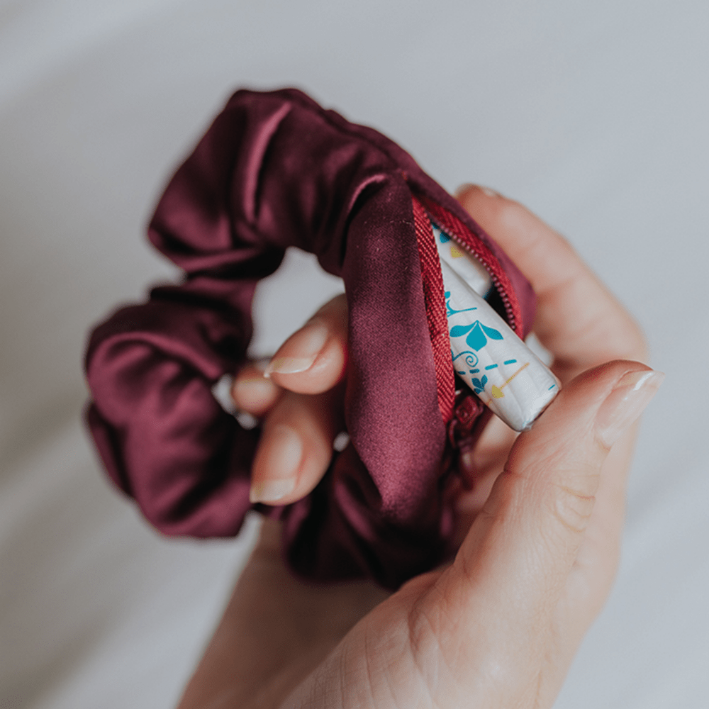 My Own Filo scrunchie paars in hand met geopend secret pocket zichtbaar