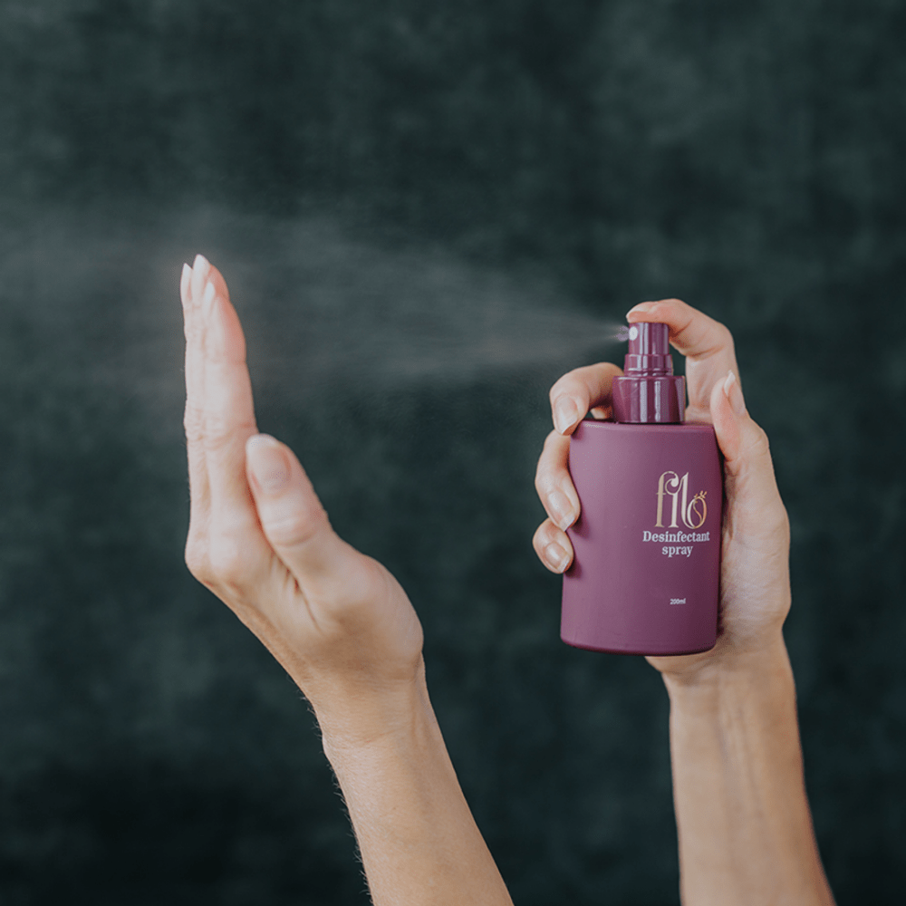 My Own Filo reinigingsspray, demonstratie, spray op intiem speelgoed in hand, hygiënische schoonmaak