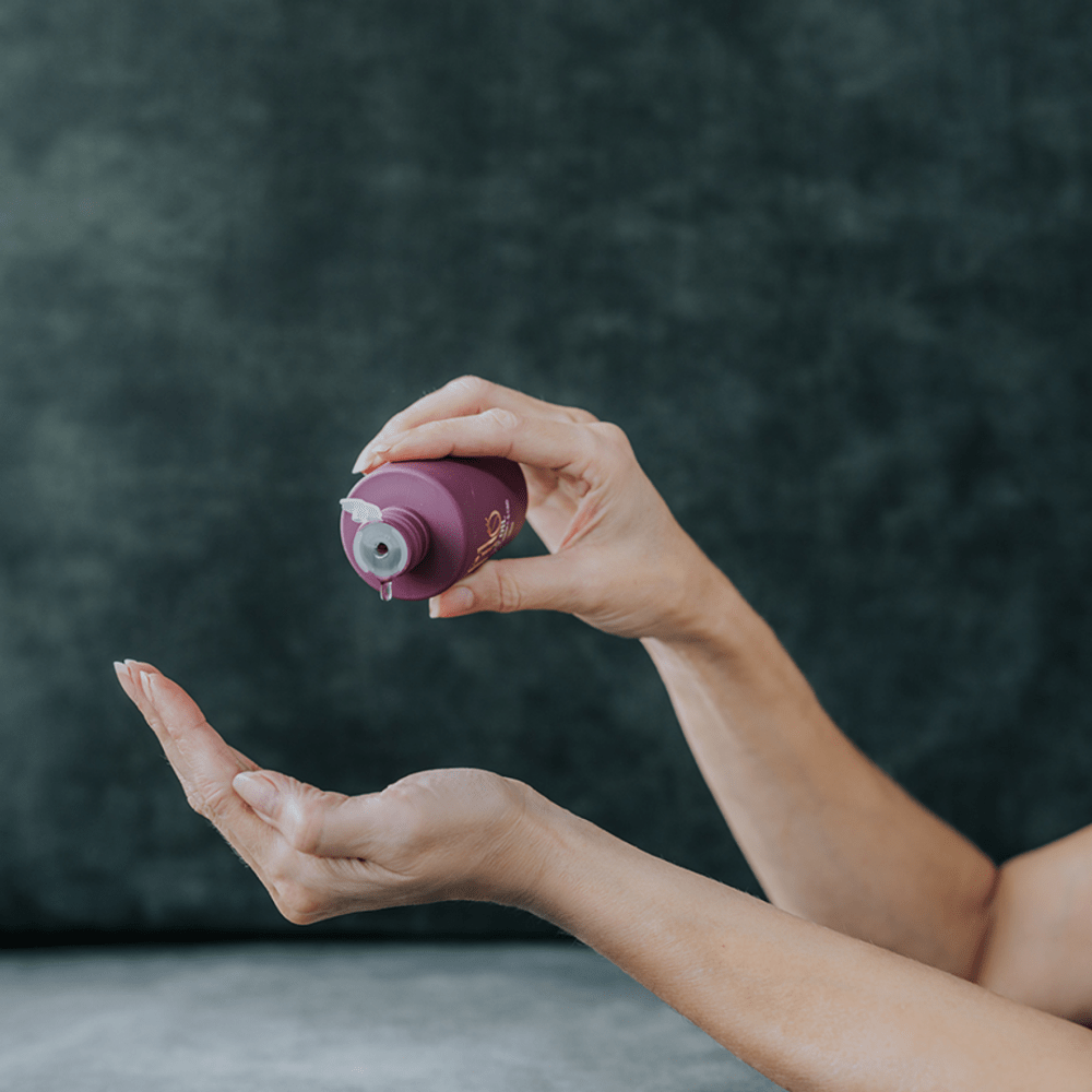 My Own Filo VV olie met vitamine C en CBD, paars flesje met pipet in hand tijdens gebruik