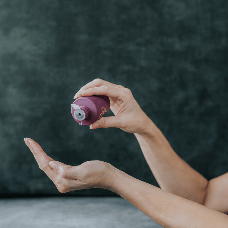 My Own Filo VV olie met vitamine C en CBD, paars flesje met pipet in hand tijdens gebruik