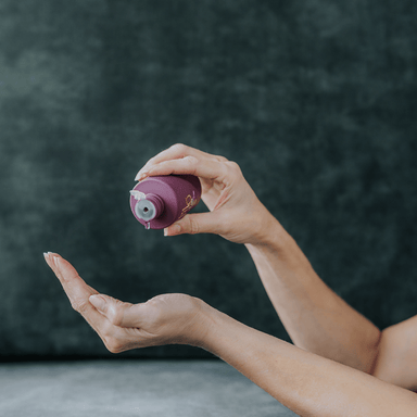 My Own Filo VV olie met vitamine C en CBD, paars flesje met pipet in hand tijdens gebruik