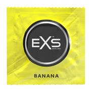 Gele EXS Banana condoomverpakking met rond merklogo en productnaam onderaan op witte achtergrond