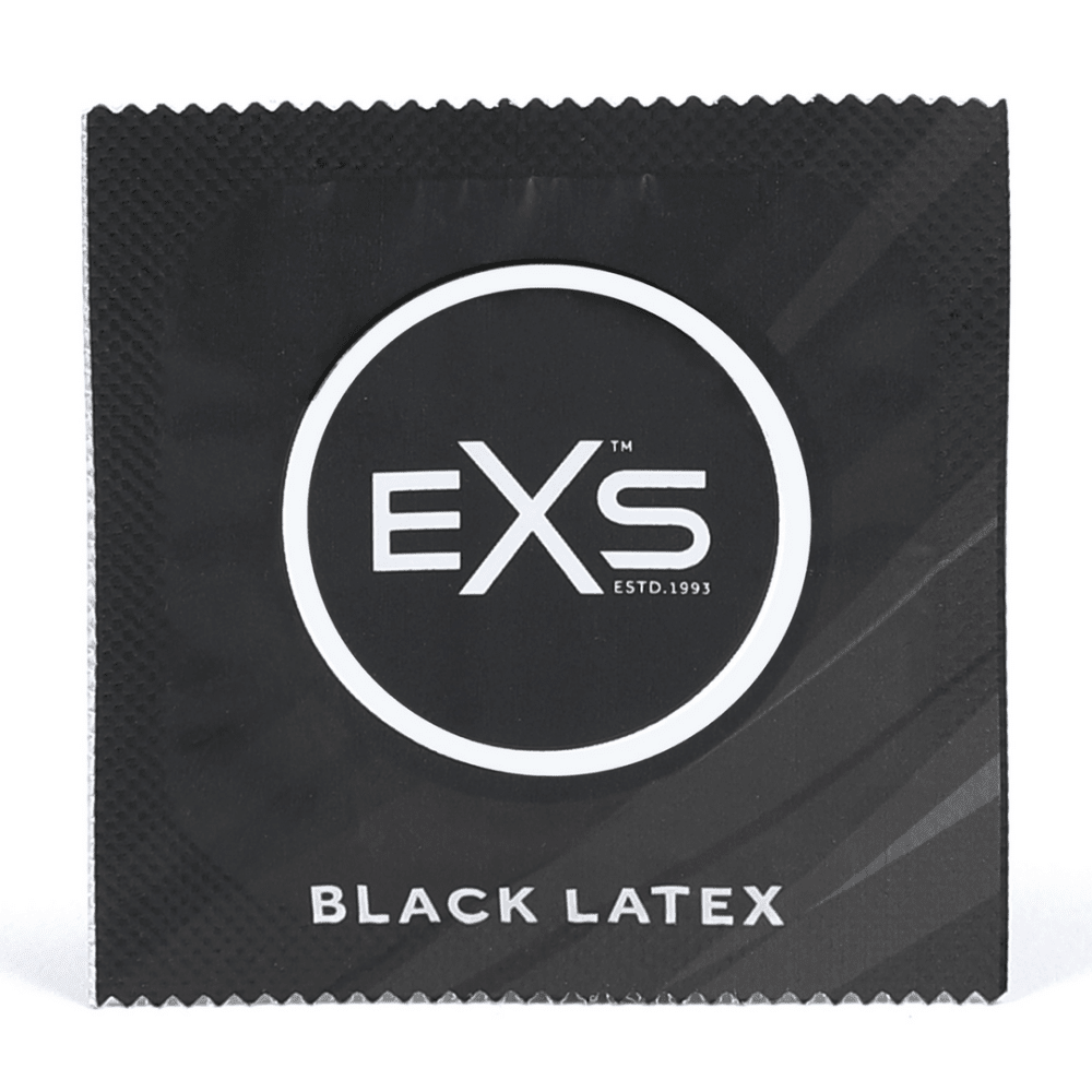 Zwarte EXS Black Latex condoomverpakking met rond merklogo en productnaam aan de onderzijde