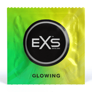 Groene EXS Glowing condoomverpakking met rond zwart EXS logo en glow in the dark aanduiding