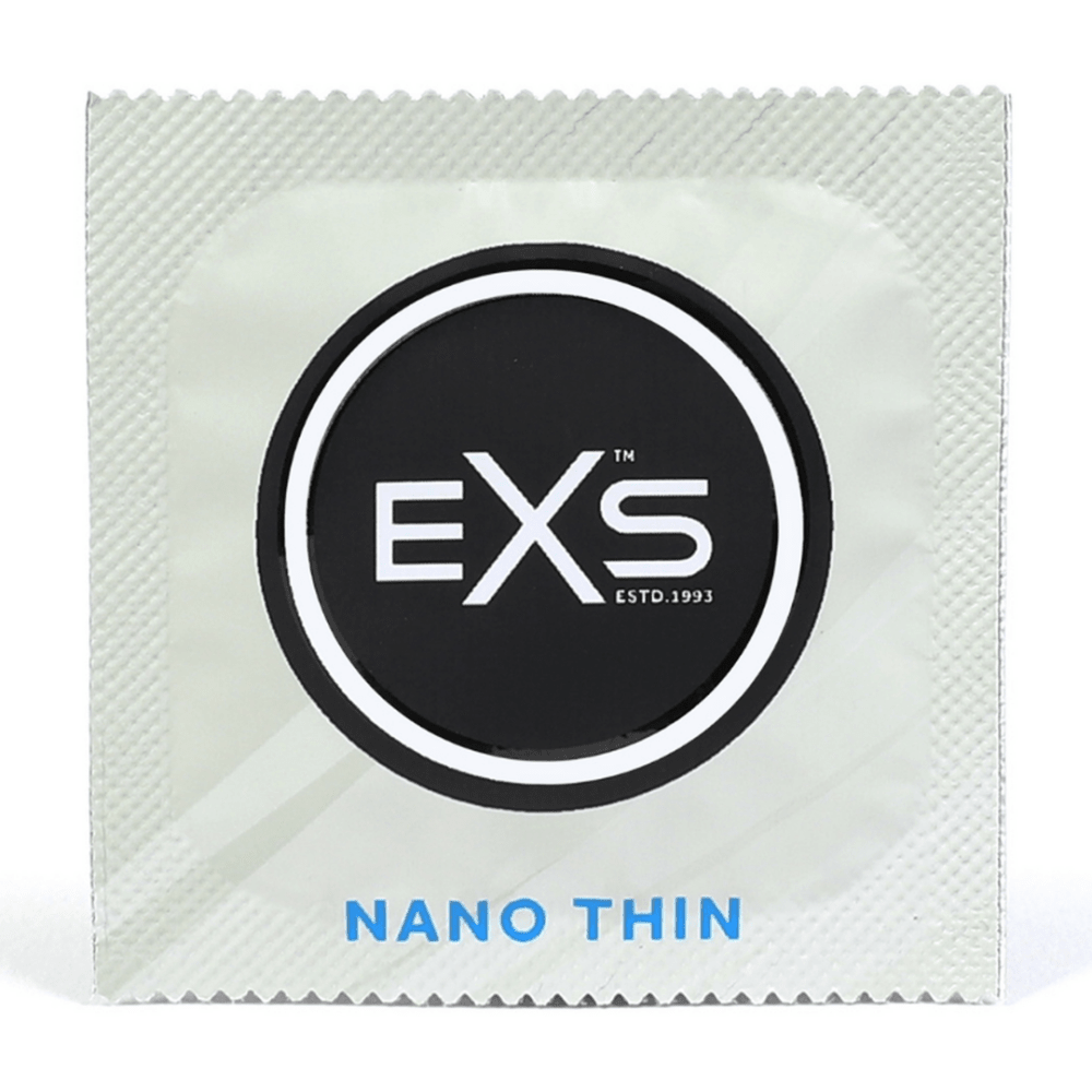 Zilvergrijze EXS Nano Thin condoomverpakking met rond zwart logo en blauwe productnaam, vrijstaand gefotografeerd