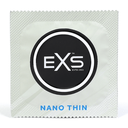Zilvergrijze EXS Nano Thin condoomverpakking met rond zwart logo en blauwe productnaam, vrijstaand gefotografeerd
