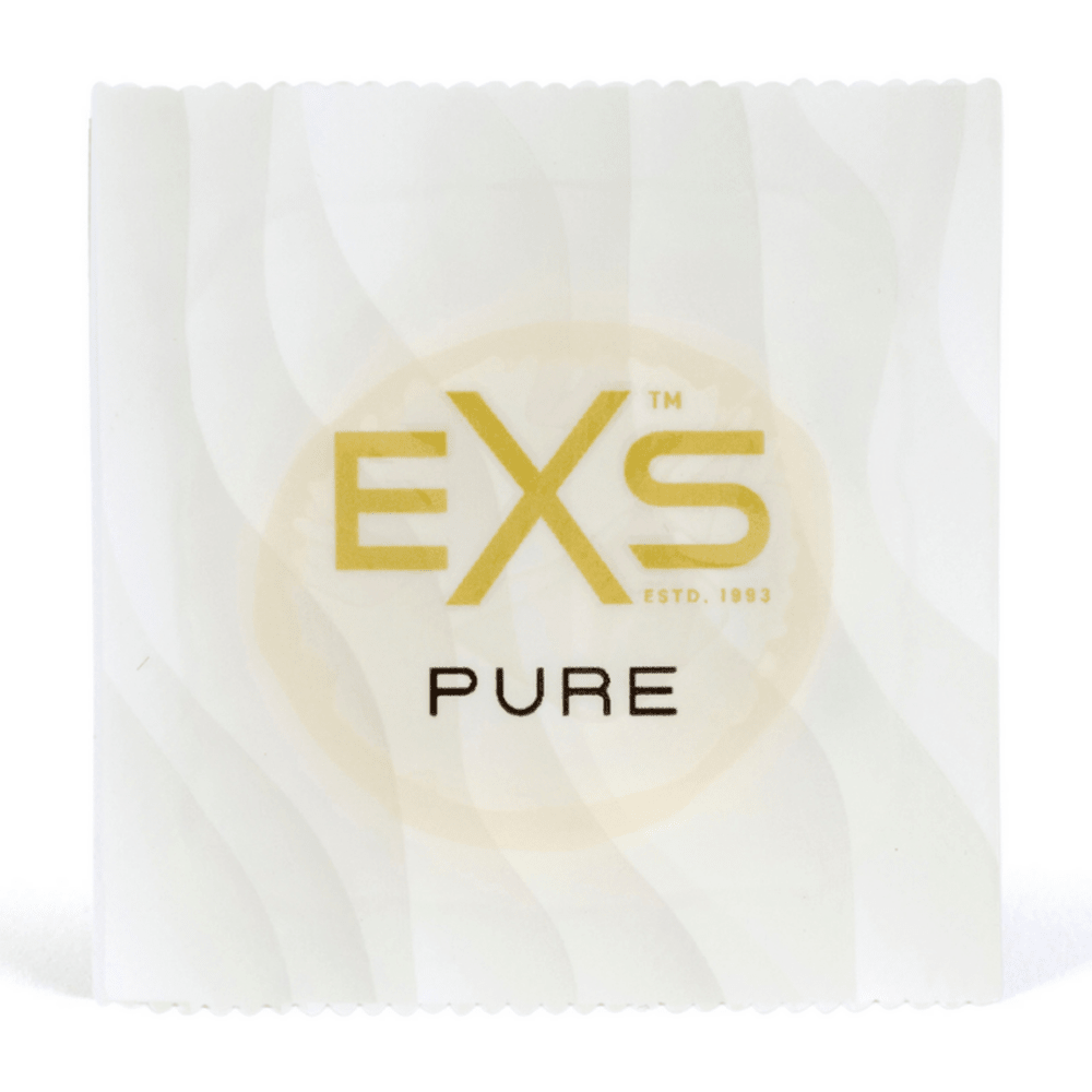 Witte EXS Pure condoomverpakking met goudkleurig logo, frontaal gefotografeerd op witte achtergrond