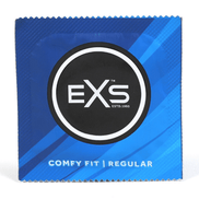 Blauwe EXS Regular condoomverpakking met rond EXS logo, frontaal gefotografeerd op witte achtergrond