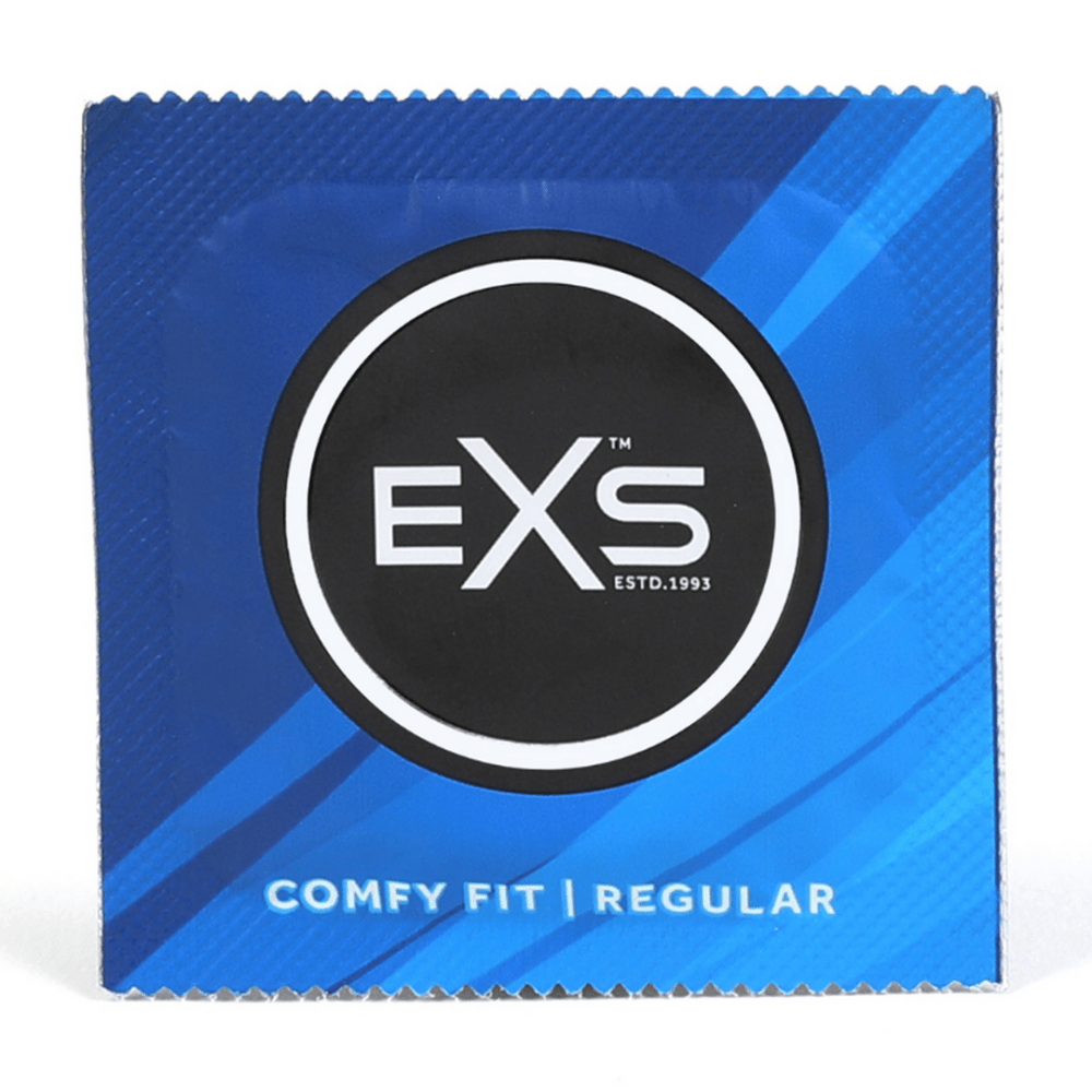 Blauwe EXS Regular condoomverpakking met rond EXS logo, frontaal gefotografeerd op witte achtergrond