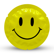 Gele EXS Smiley Face condoomverpakking met zwarte smiley, los gefotografeerd tegen lichte achtergrond
