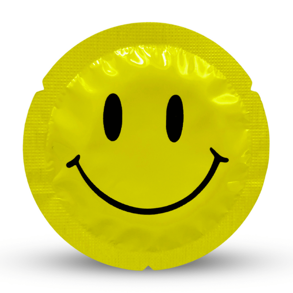 Gele EXS Smiley Face condoomverpakking met zwarte smiley, los gefotografeerd tegen lichte achtergrond