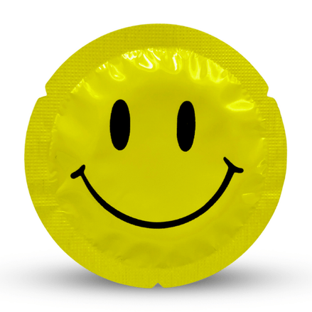 Gele EXS Smiley Face condoomverpakking met zwarte smiley, los gefotografeerd tegen lichte achtergrond