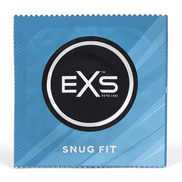 Blauw EXS Snug Fit condoom sachet met rond EXS logo en zwarte rand op een witte achtergrond
