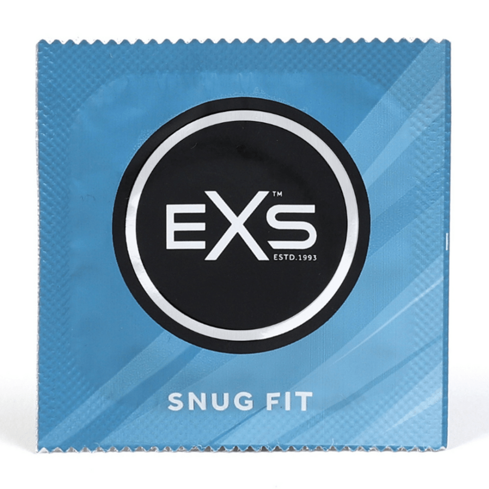Blauw EXS Snug Fit condoom sachet met rond EXS logo en zwarte rand op een witte achtergrond