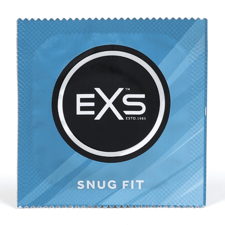 Blauw EXS Snug Fit condoom sachet met rond EXS logo en zwarte rand op een witte achtergrond