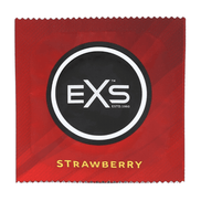 Rood EXS Strawberry condoomzakje met centraal EXS-logo en aardbeiensmaak aanduiding op de voorkant