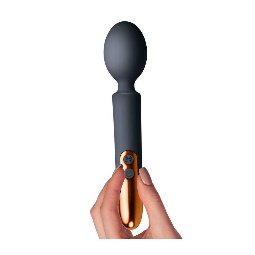 Rocks-Off Oriel wand vibrator grijs, wand vibrator getoond in hand voor formaat en grip