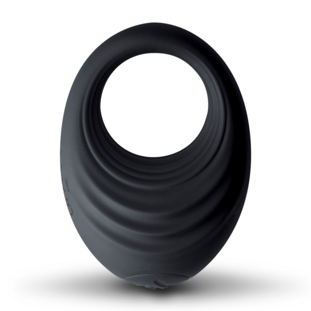 Zwarte Spire cockring close-up met trilunit siliconen