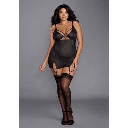 Dreamgirl visnet jarretelslip, zwart in plus size, detail bovenbeen, visnetkousen met brede band, studioachtergrond grijs