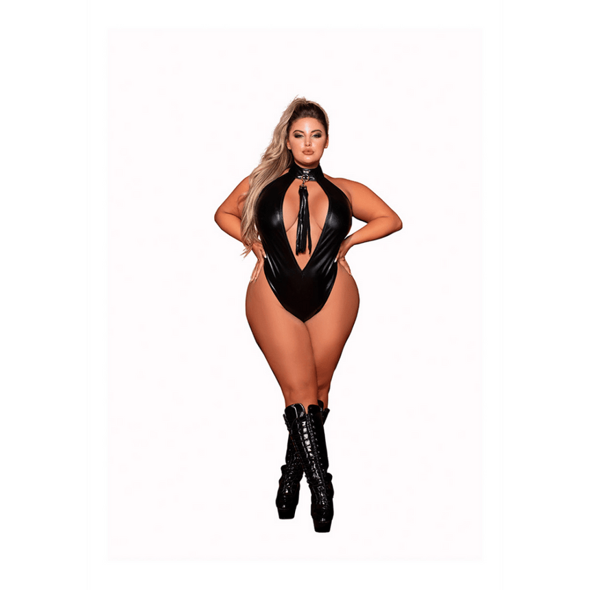 Dreamgirl Teddy Plus Size in zwart faux-leer, vooraanzicht met bijpassende flogger en hoge kousen