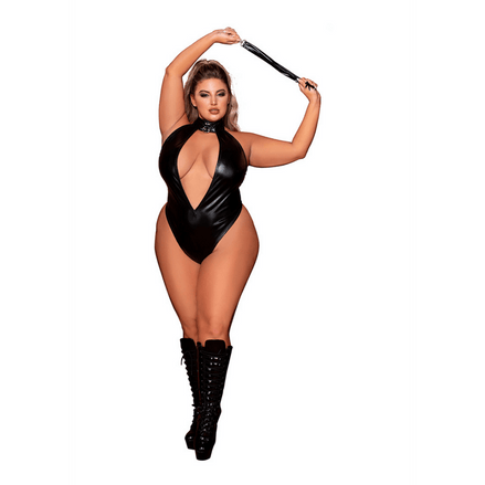 Dreamgirl Teddy Plus Size in zwart faux-leer, frontale pose met bijpassende flogger en hoge kousen