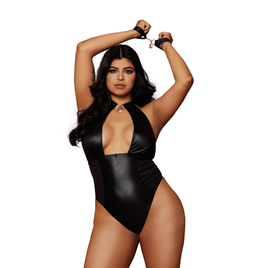 Dreamgirl Teddy Plus Size in zwart faux-leer, vooraanzicht met hangslotdetails en aansluitende pasvorm