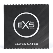 EXS Black Latex condoom in zwarte folieverpakking, frontaal gefotografeerd op witte achtergrond