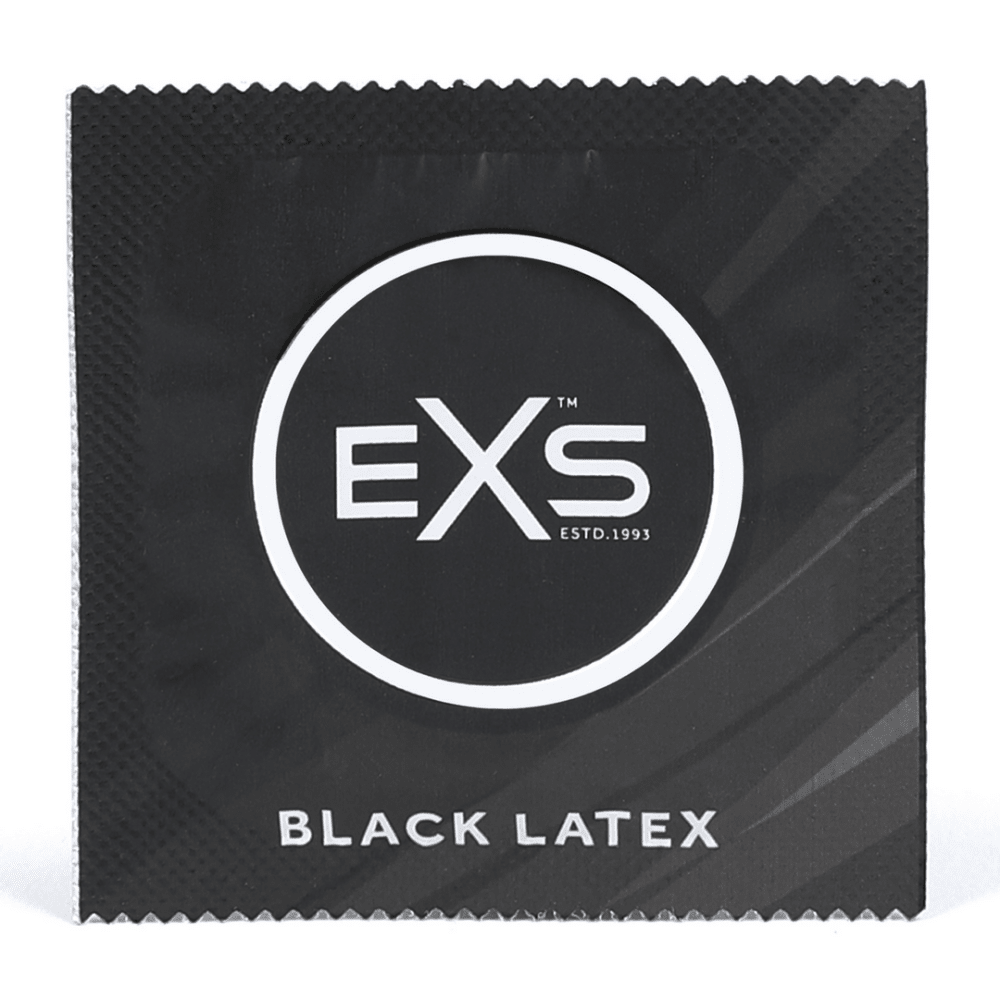 EXS Black Latex condoom in zwarte folieverpakking, frontaal gefotografeerd op witte achtergrond