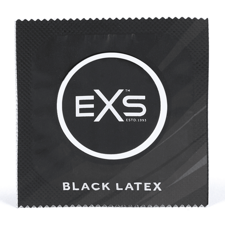 EXS Black Latex condoom in zwarte folieverpakking, frontaal gefotografeerd op witte achtergrond