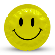 Geel EXS Smiley Face condoomzakje met lachend gezicht, vrijstaand gefotografeerd op witte achtergrond