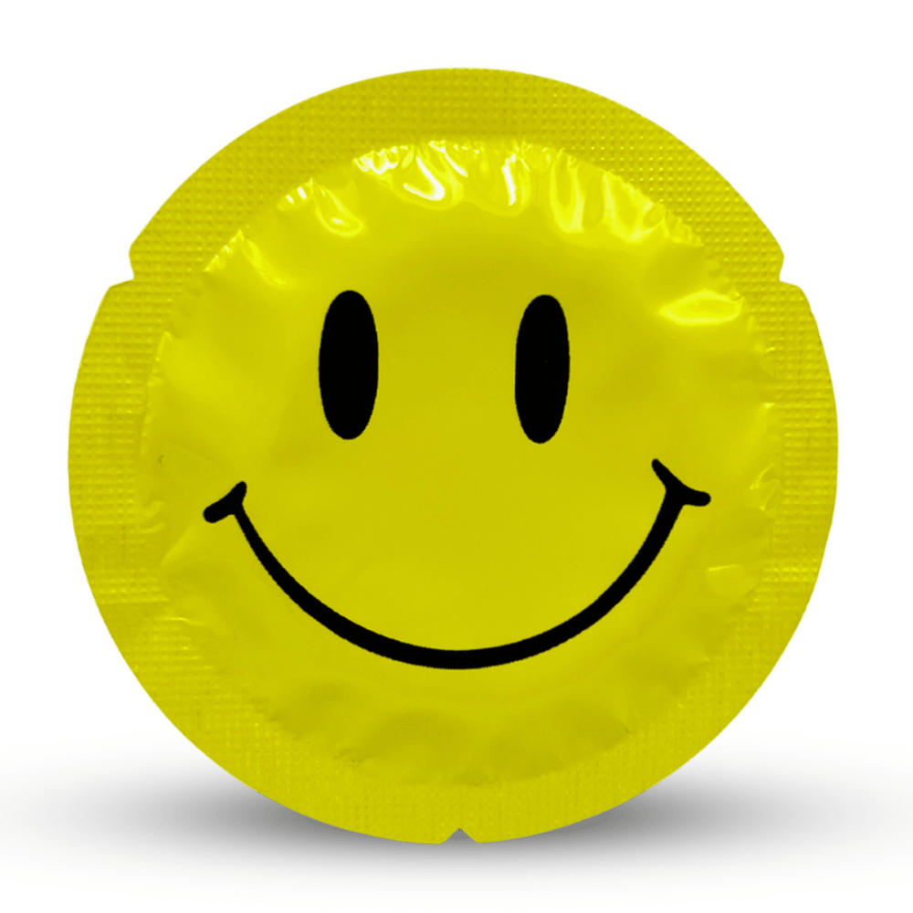 Geel EXS Smiley Face condoomzakje met lachend gezicht, vrijstaand gefotografeerd op witte achtergrond