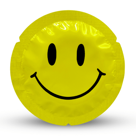 Geel EXS Smiley Face condoomzakje met lachend gezicht, vrijstaand gefotografeerd op witte achtergrond