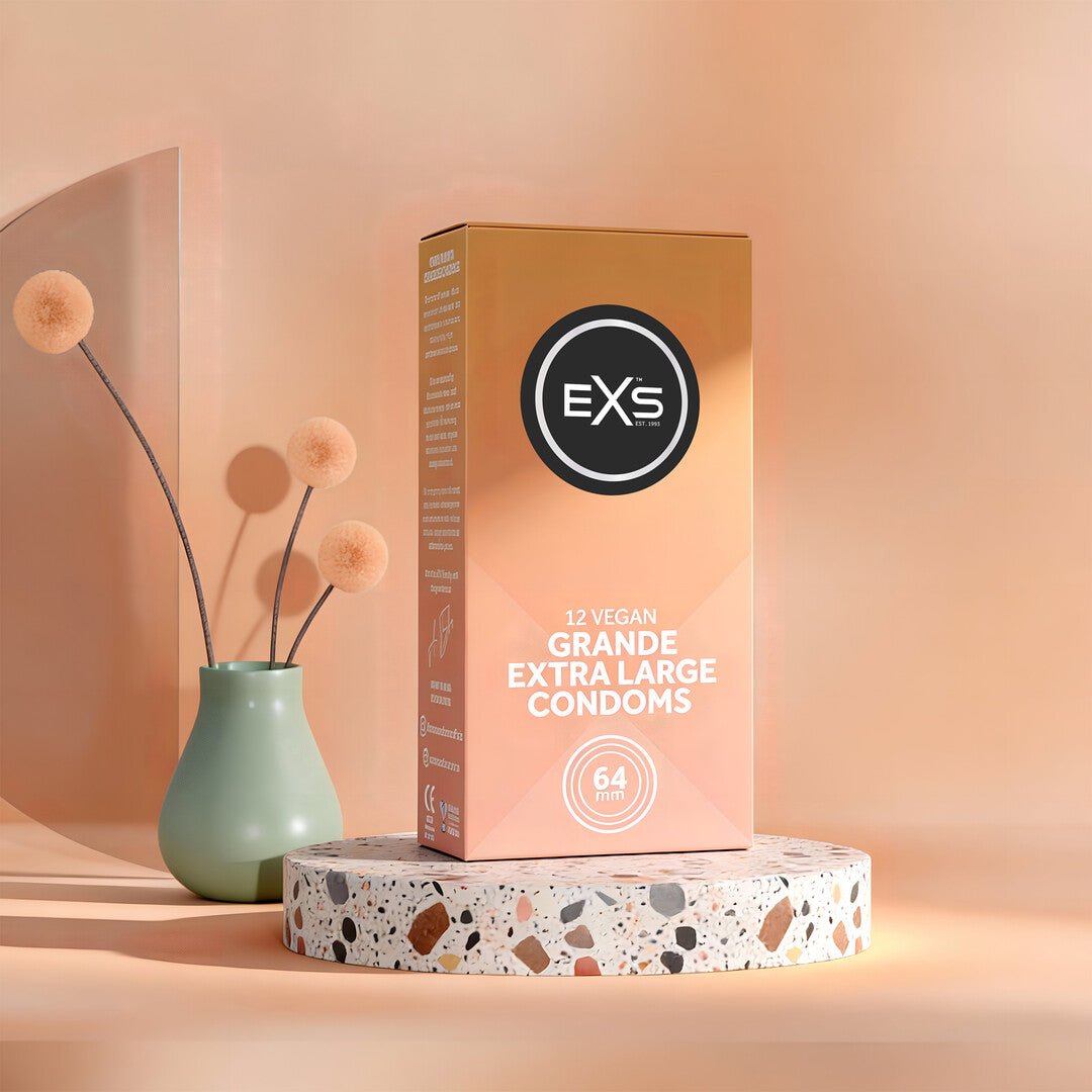 EXS Grande XL condooms in oranje doosje op stijlvolle badkamerplank met zachte beige tinten