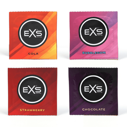 Vier EXS Mixed Flavoured condoomverpakkingen in rode, roze en paarse varianten op witte achtergrond