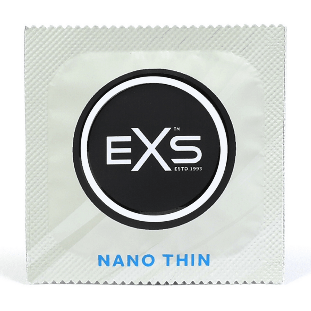 EXS Nano Thin condoom in losse lichtgrijze folie, recht van voren met rond zwart merklogo en blauwe typografie.