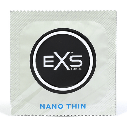 EXS Nano Thin condoom in losse lichtgrijze folie, recht van voren met rond zwart merklogo en blauwe typografie.