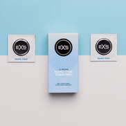 EXS Nano Thin doos met losse condoomfolies op lichte ondergrond, stijlvol gefotografeerd als productset.