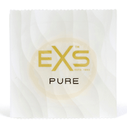 Witte EXS Pure condoomverpakking met gouden logo en zachte lijnen, los zakje op lichte achtergrond