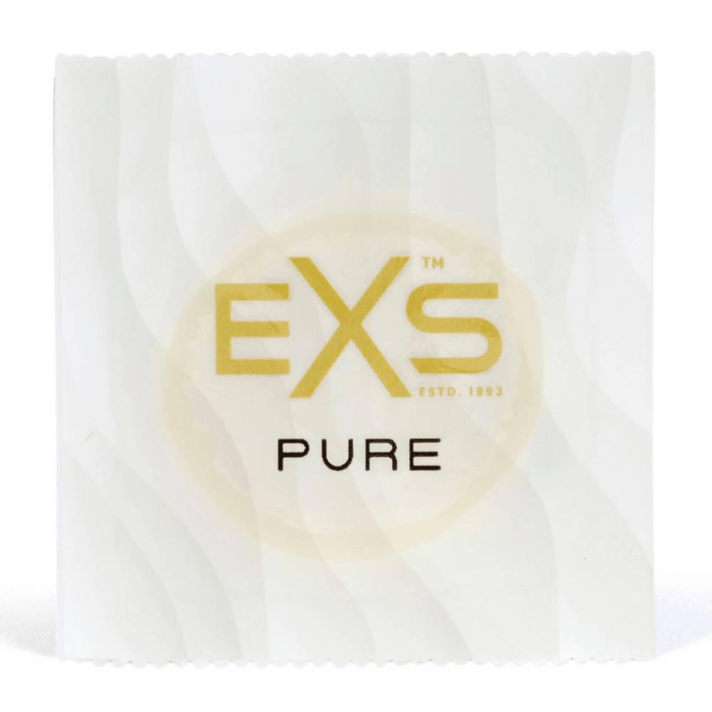 Witte EXS Pure condoomverpakking met gouden logo en zachte lijnen, los zakje op lichte achtergrond