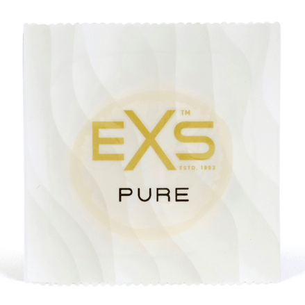 Witte EXS Pure condoomverpakking met gouden logo en zachte lijnen, los zakje op lichte achtergrond