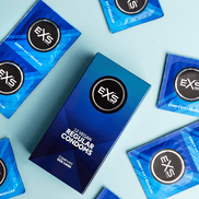 Meerdere blauwe EXS Regular condoomverpakkingen in een strak patroon, gefotografeerd als productoverzicht